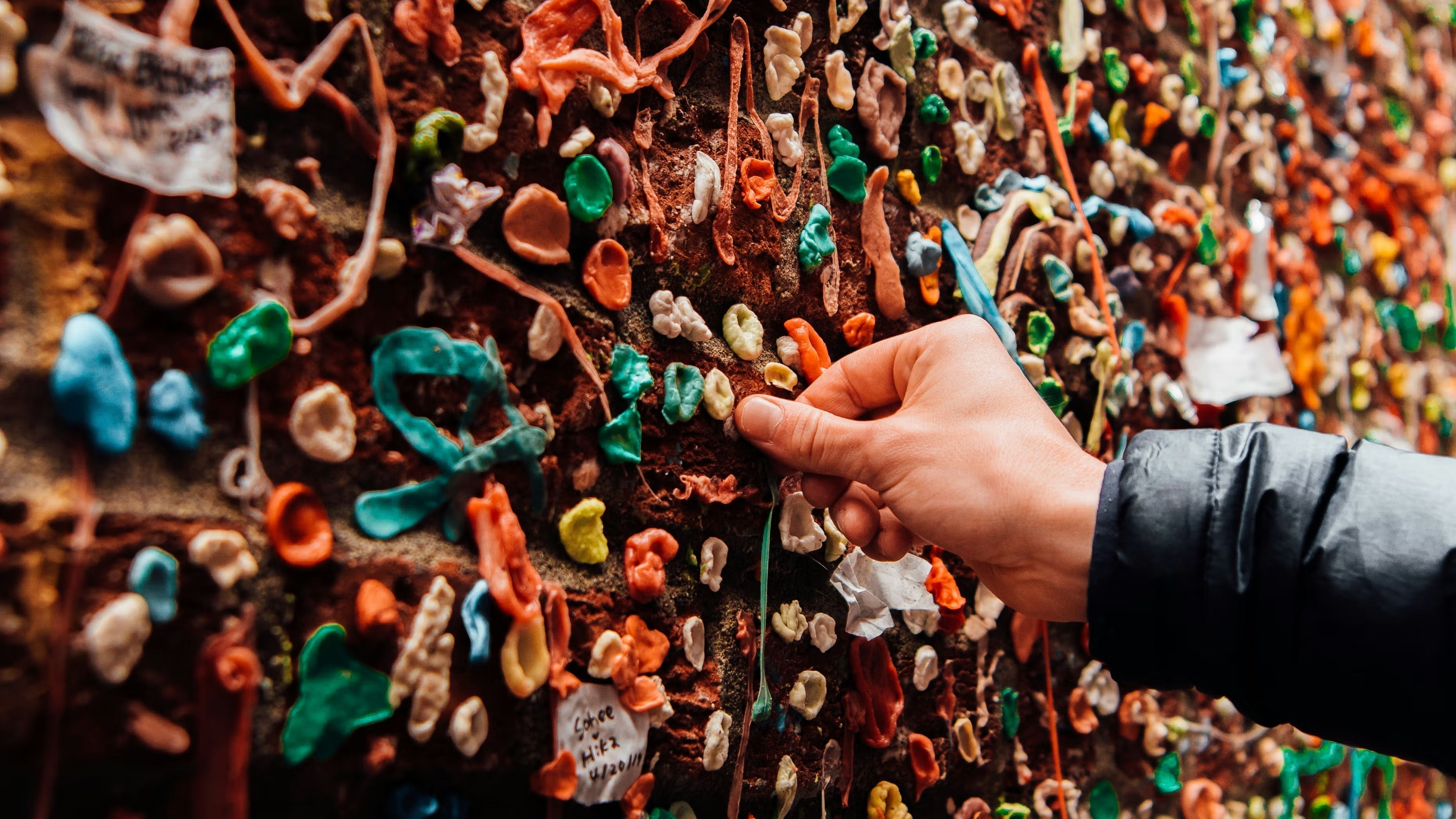 Kauwgom verwijderen uit kleding, tapijt en onder je schoenen. - Chemona