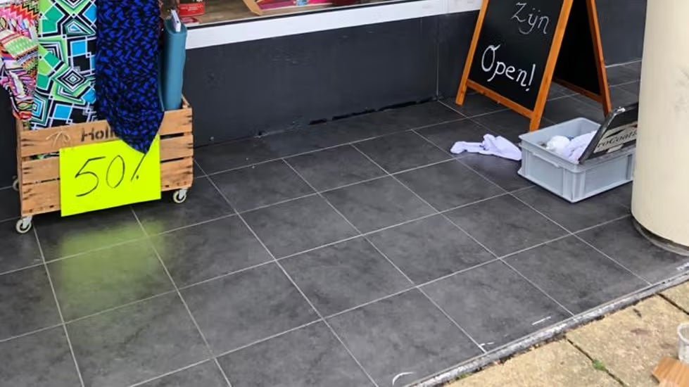 Antislipbehandeling keramische vloer winkelcentrum - Chemona