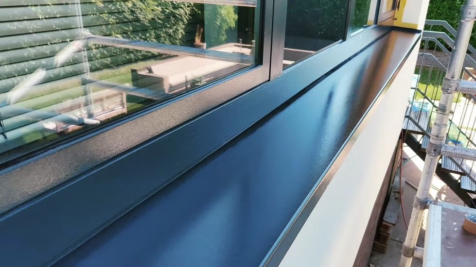 Herstel en bescherming van verkleurde aluminium kozijnen - Villa Park Den Haag - Chemona