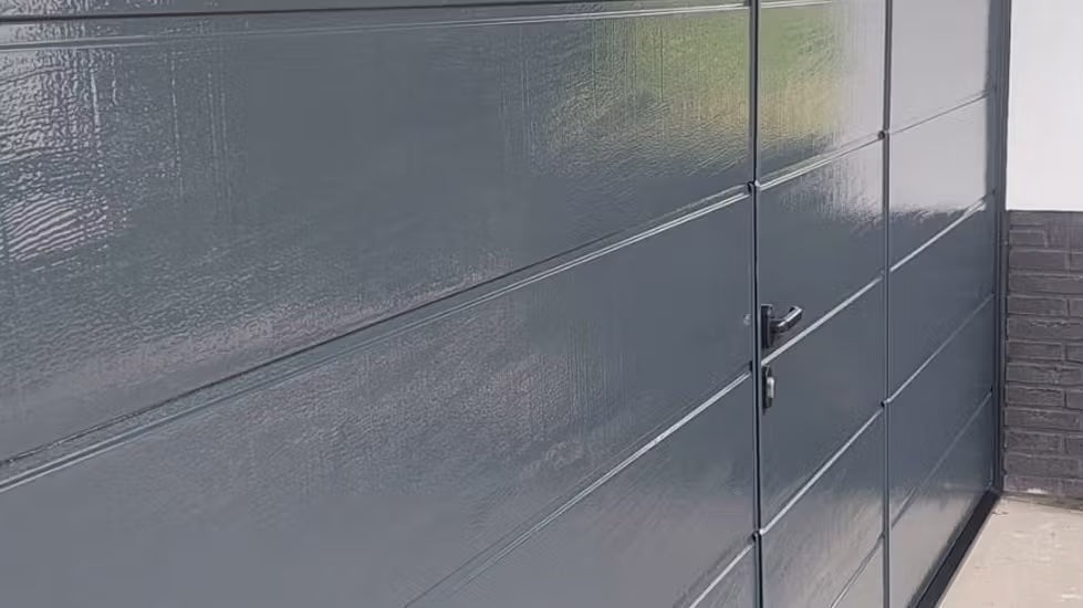 Herstel en duurzame bescherming van verkleurde overheaddeur - Chemona