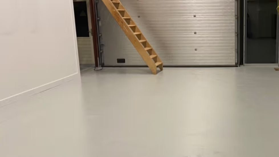 Kleurafwerking van kaalbetonnen magazijnvloer met 2C Colour Coat - Chemona