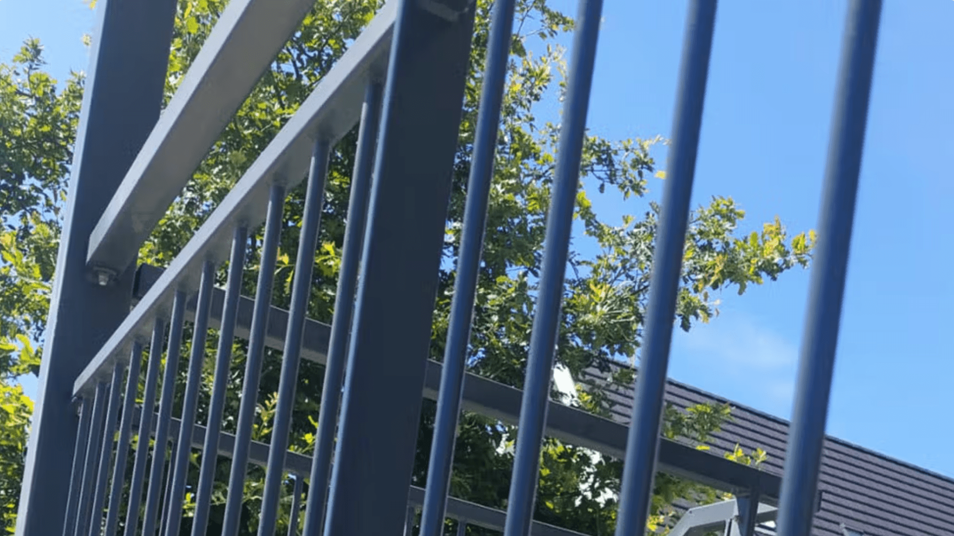 Kleurherstel en bescherming van hekwerken met 2C Colour Coat - Chemona