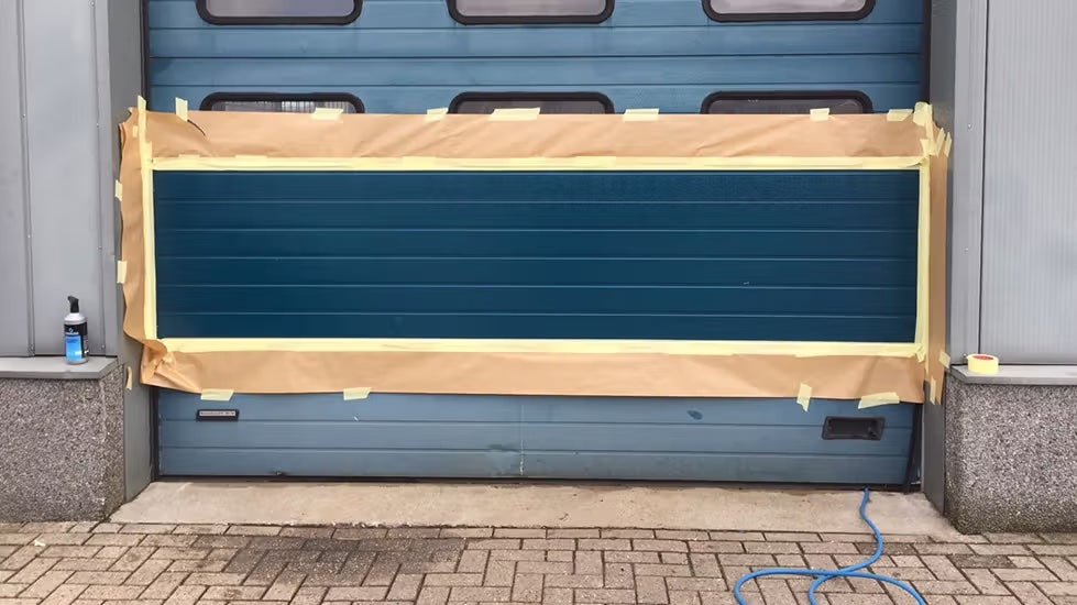 Kleurherstel en duurzame bescherming van kunststof garagedeuren - Chemona