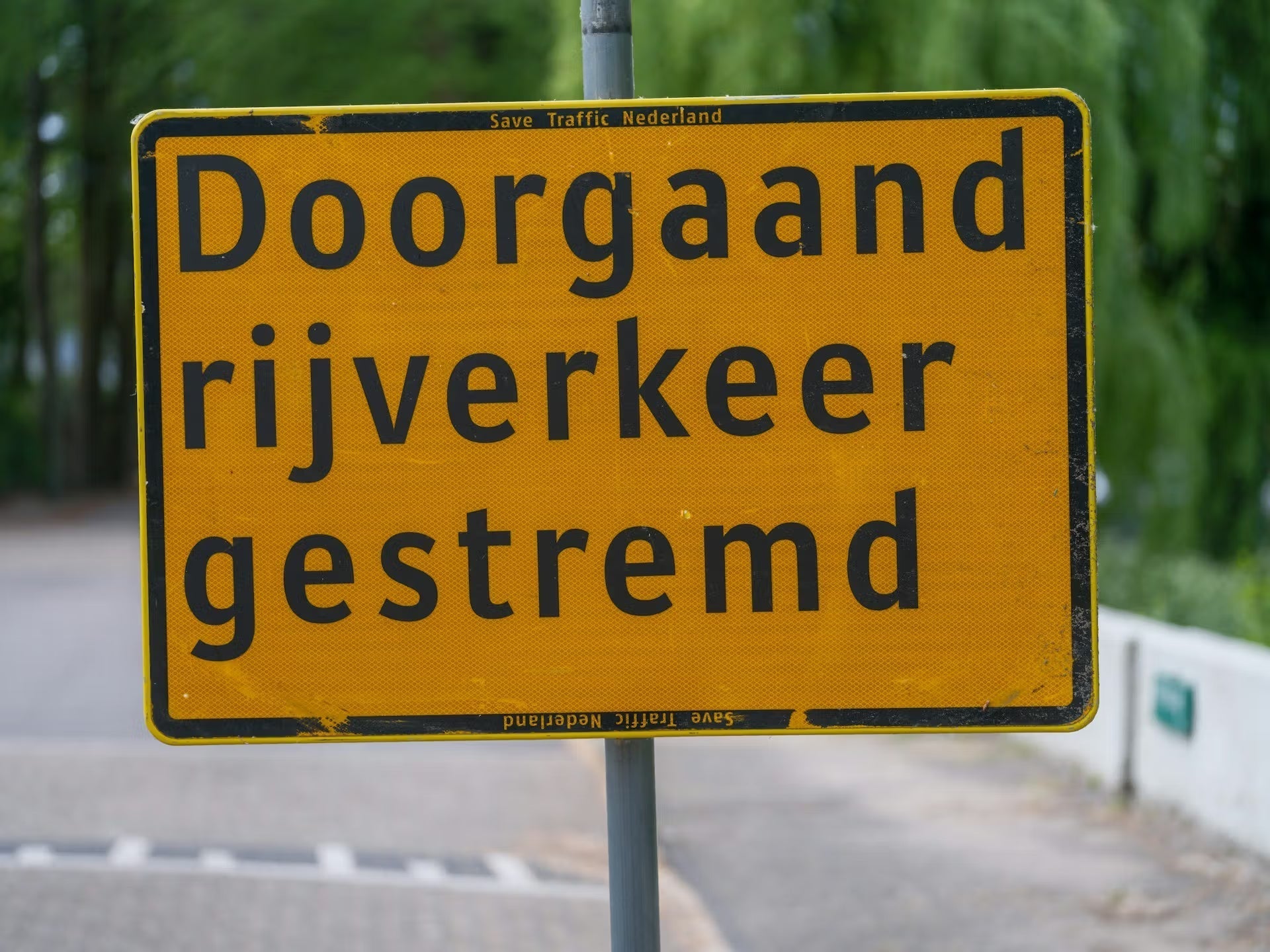 Voorkom problemen door vervuilde verkeersborden met onze 2-in-1 oplossing - Chemona